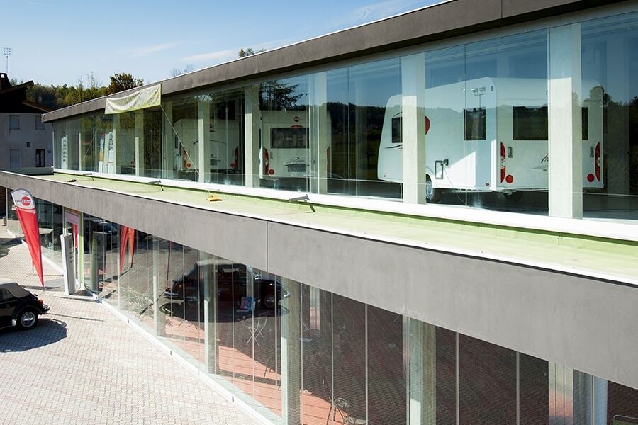 Facciata continua e frangisole su misura per un autosalone