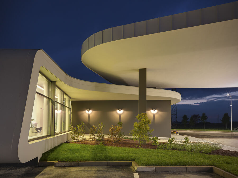 Gallery: Facciate vetrate continue e serramenti in alluminio per una soluzione permeabile - 11