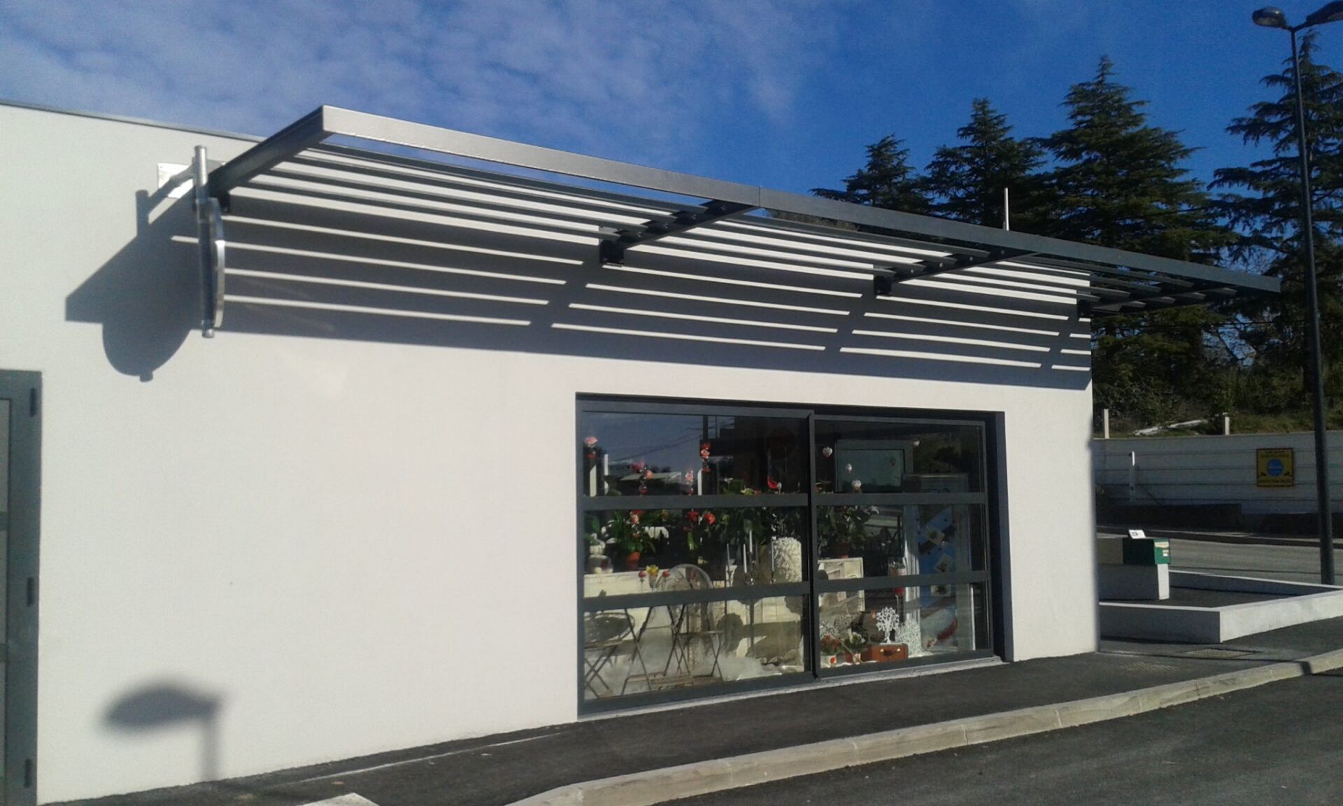 Gallery: Serramenti a contrasto e frangisole per uno stile costiero - 4