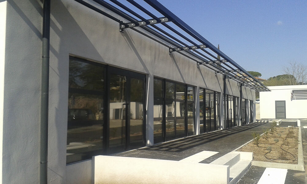 Gallery: Serramenti a contrasto e frangisole per uno stile costiero - 8